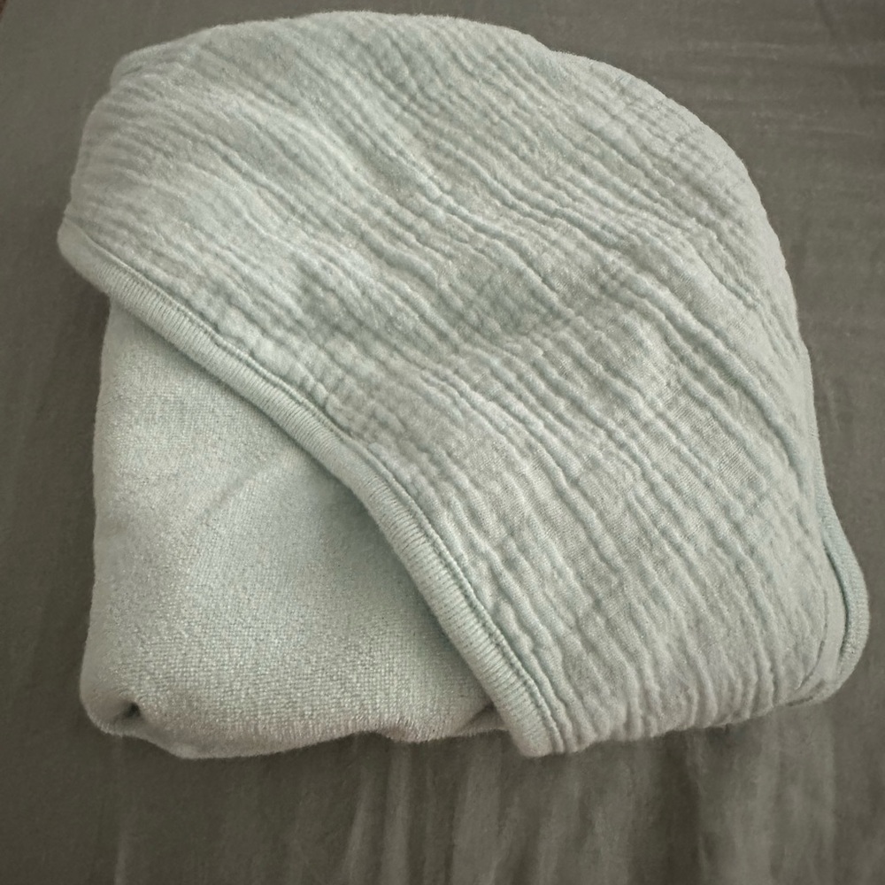 Pack of 3 Cloud Island Infant Hooded Towels with matching washcloths - Picture 2 of 6